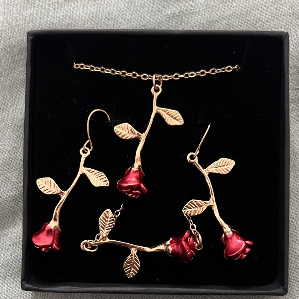 Elegant Gold and Red Rose Jewelry Set